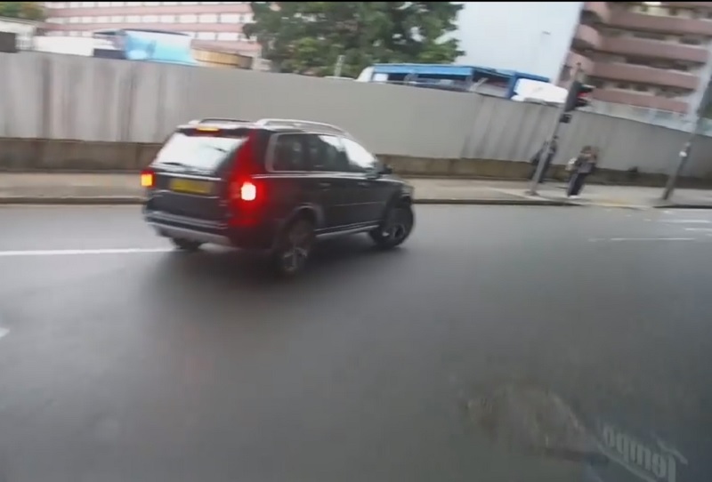 私家車高速轉彎。Ming Wai影片截圖