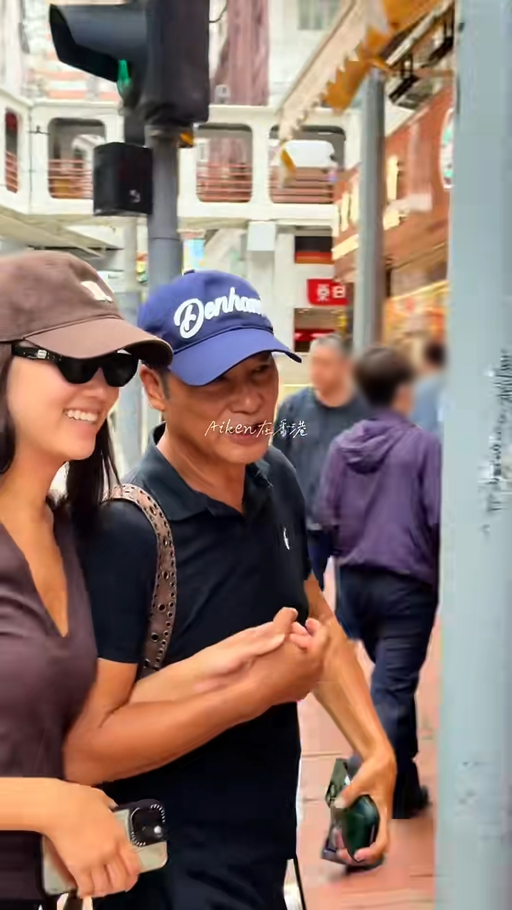 任達華兩父女邊行邊傾。 任達華兩父女邊行邊傾。