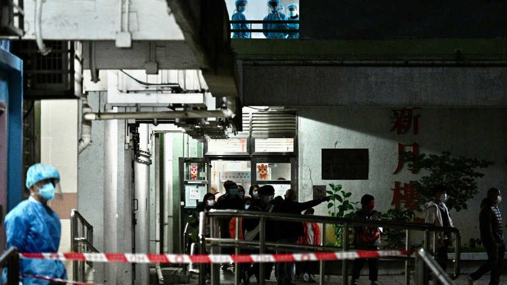 沙田新翠邨新月樓及新偉樓因污水樣本呈陽性，昨晚被圍封強檢。資料圖片