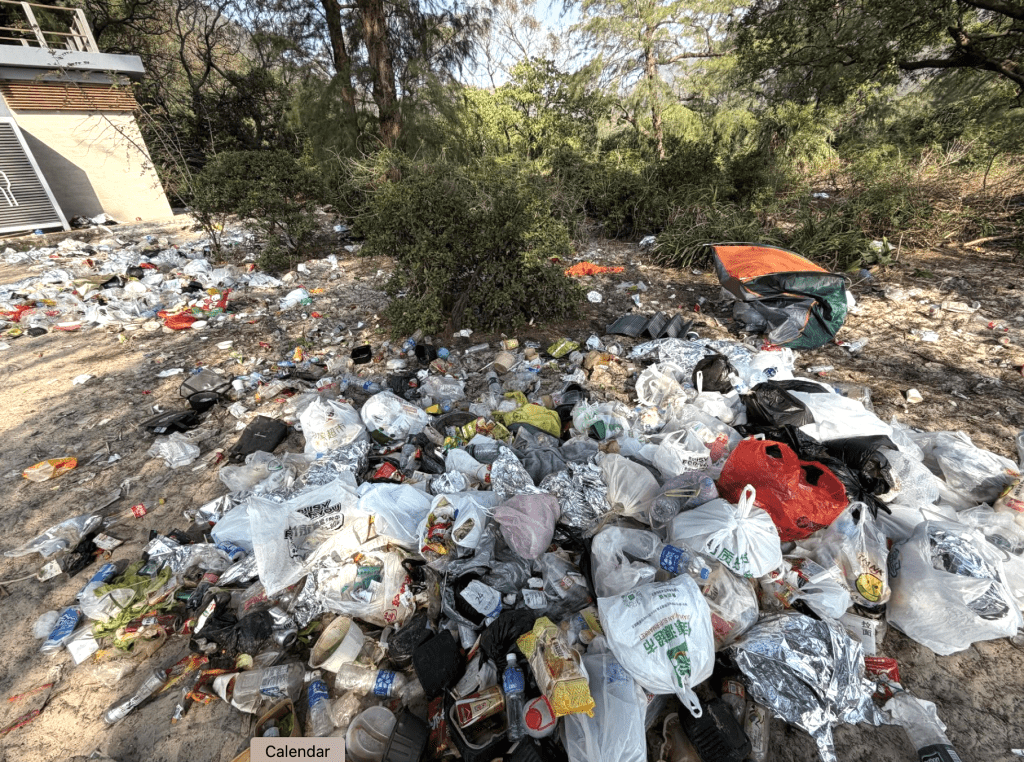 鹹田灣咸田公廁外一地垃圾。Threads@charlie_chfan