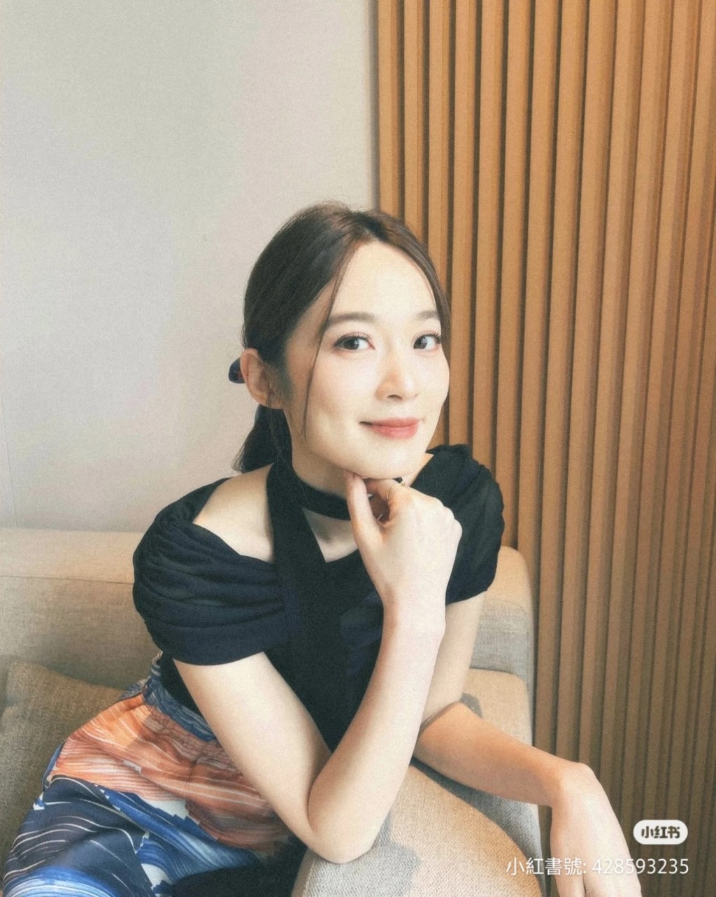蔡潔演黃宗澤之妻,係海關高級督察。 蔡潔演黃宗澤之妻,係海關高級督察。