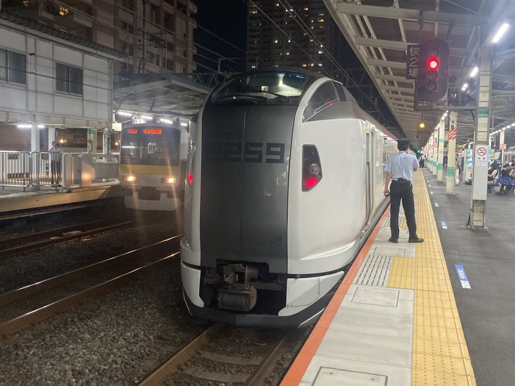 成田特急列車有「尿袋」冒煙起火，要緊急停駛。X@Kaneyan_Vn
