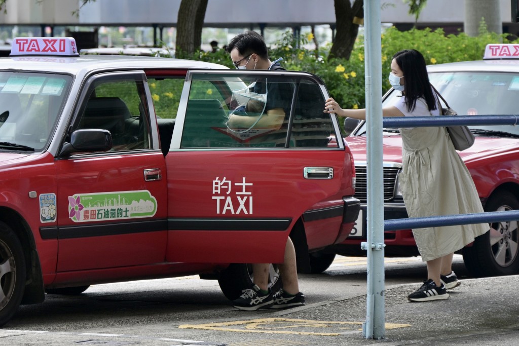 的士站有排队人龙。苏正谦摄