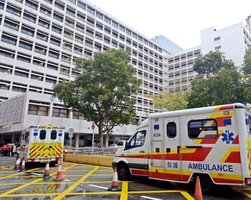 被斬傷的非華裔男子由救護車送往伊利沙伯醫院治理。資料圖片