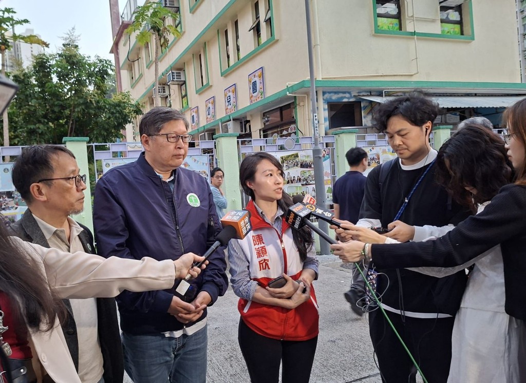 建造業總工會理事長周思傑（中）、工聯會立法會議員陳穎欣（右）。陳穎欣FB