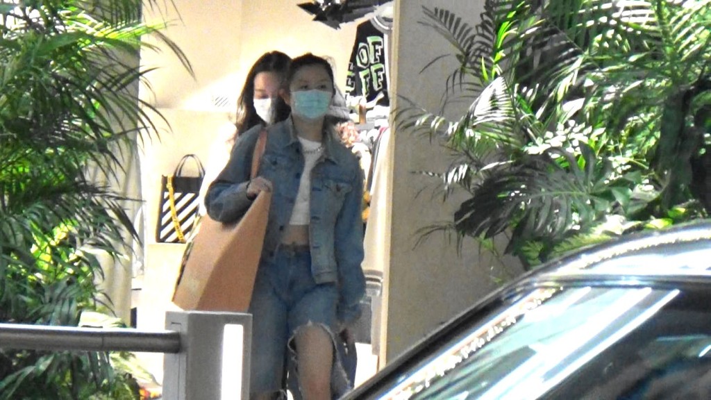 沈日以一身「全牛Look」晒腰露腿去行街。