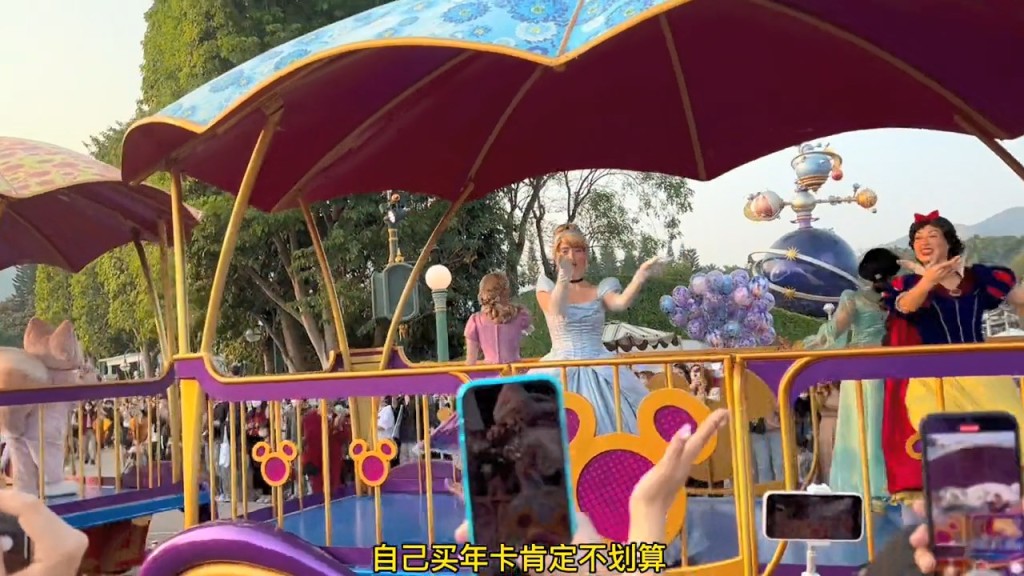 「邻居小黄」分享用一百元进入迪士尼乐园的方法。