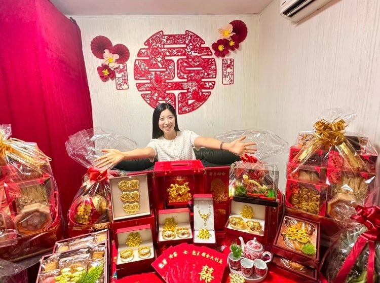 聘禮堆滿整個客廳，見到有龍鳳鈪、金豬牌、金頸鏈等貴重金器，還有多個巨型果籃、海味、嫁女餅等。