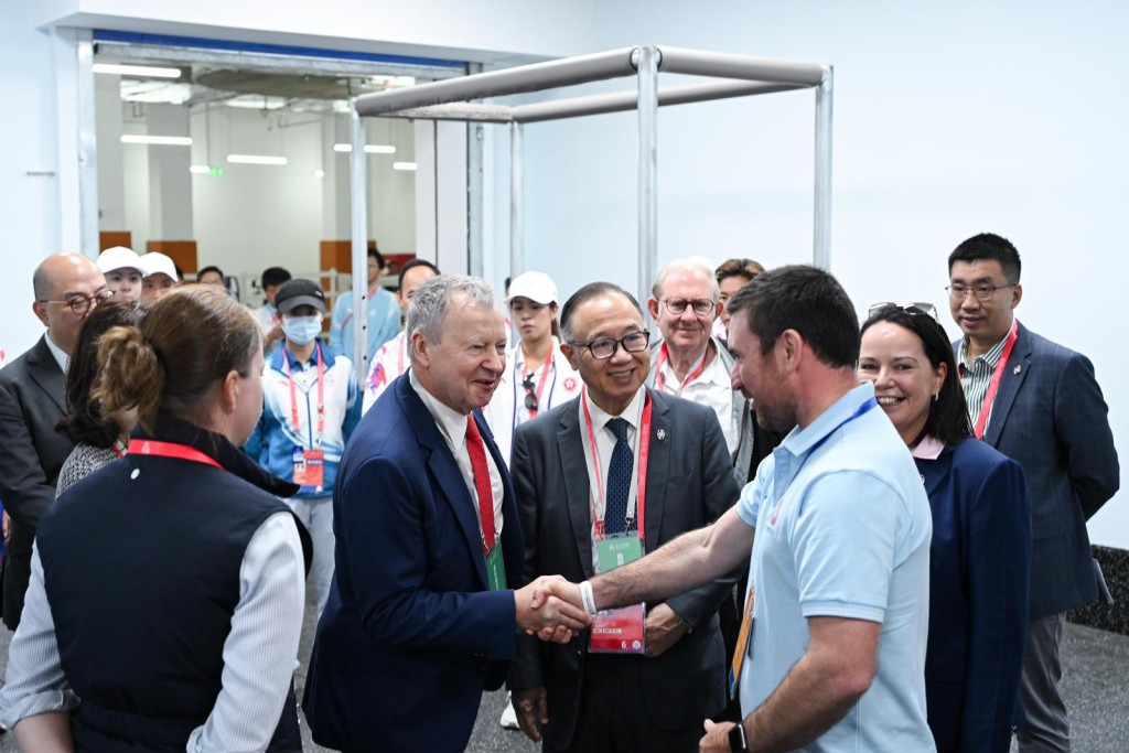 香港賽馬會主席廖長江、行政總裁應家柏參觀由馬會支持十五運會馬術賽事而設立的馬醫院及釘甲房，為在賽事期間提供專業支援的馬會同事打氣。香港賽馬會圖片