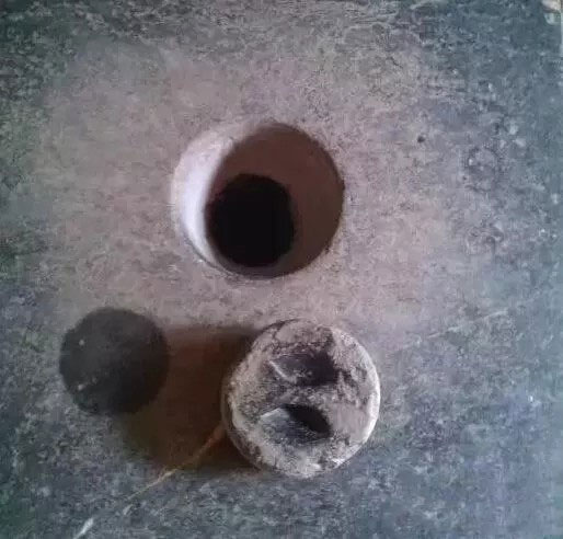 室內地面上打一個深洞讓冷氣冒出