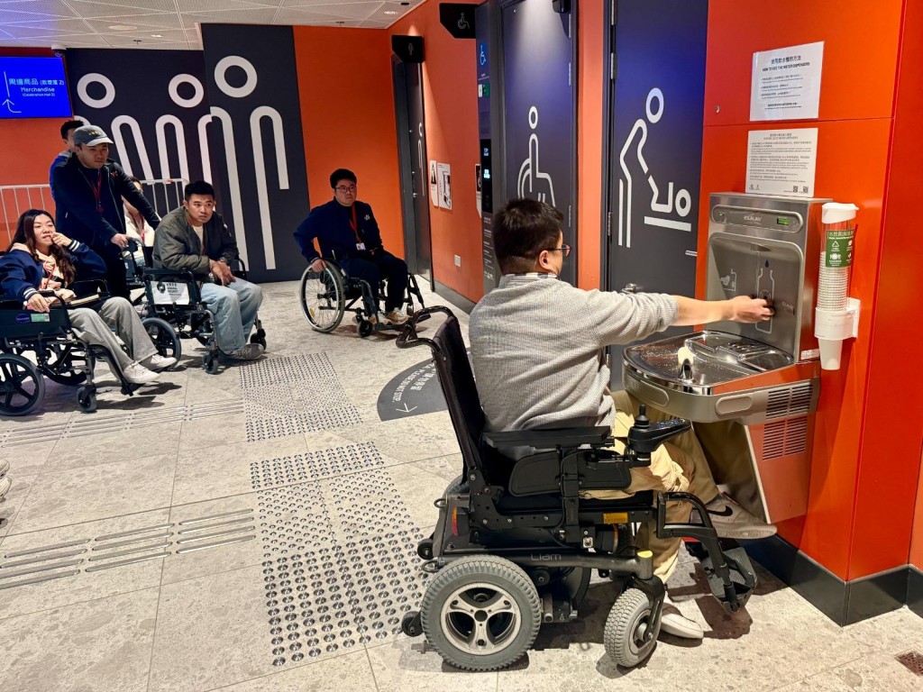 啟德體育園近日與香港傷健協會合辦「無障礙賓客服務」體驗式培訓。