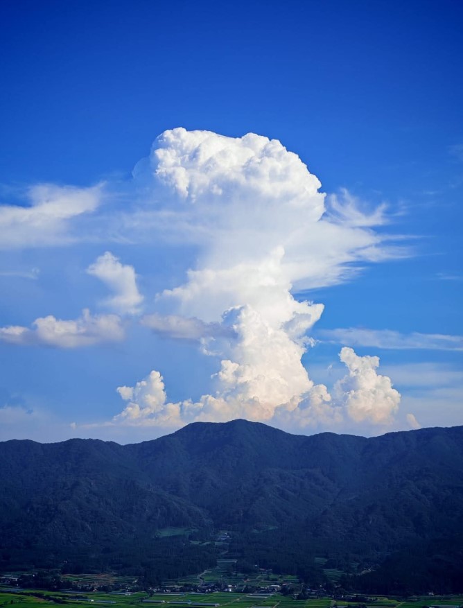 事主又指，地震發生前在天空中看見形狀怪異的雲朵。