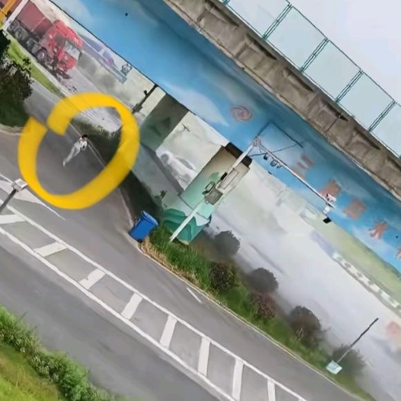 湖南氢氟酸罐车追尾撞泄，当局要封路疏散民众清理“化骨水”。抖音