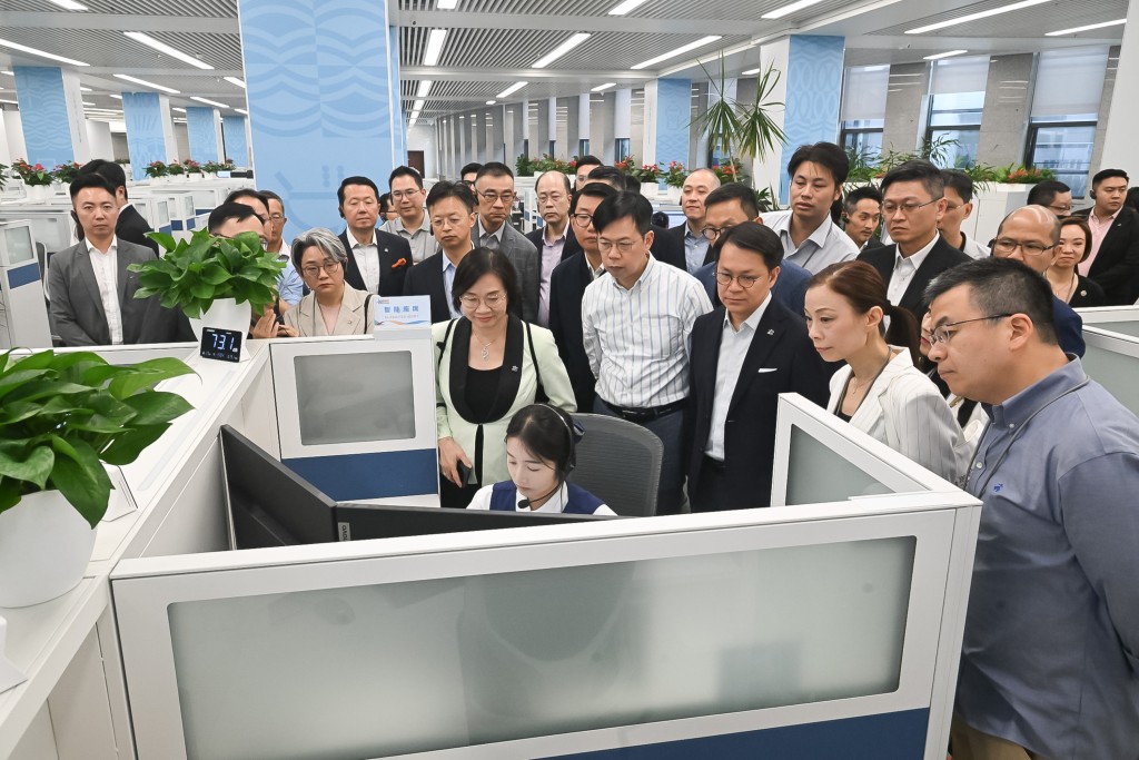 立法會議員於北京市12345市民熱線服務中心視察服務流程，了解中心如何運用人工智能和大數據推動「主動治理」。