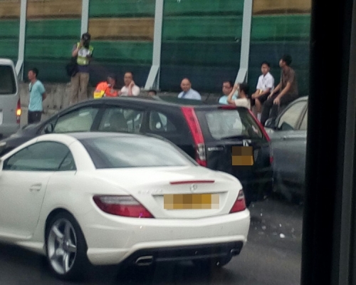 吐露港公路往九龍近鐵路碼頭快線封閉。