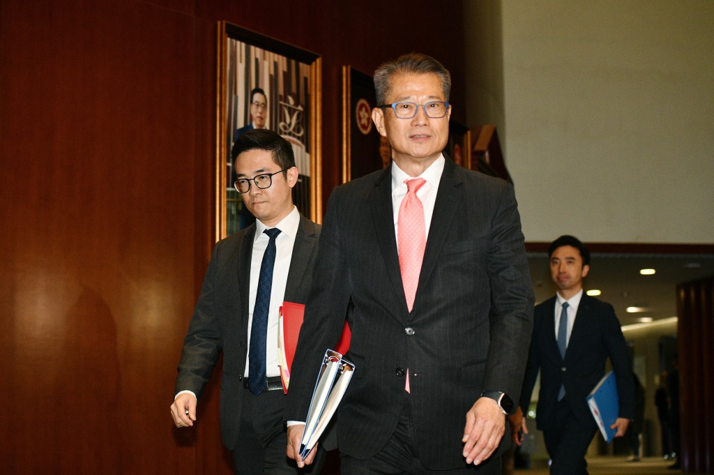 財政預算案2024︱陳茂波宣讀預算案。盧江球攝