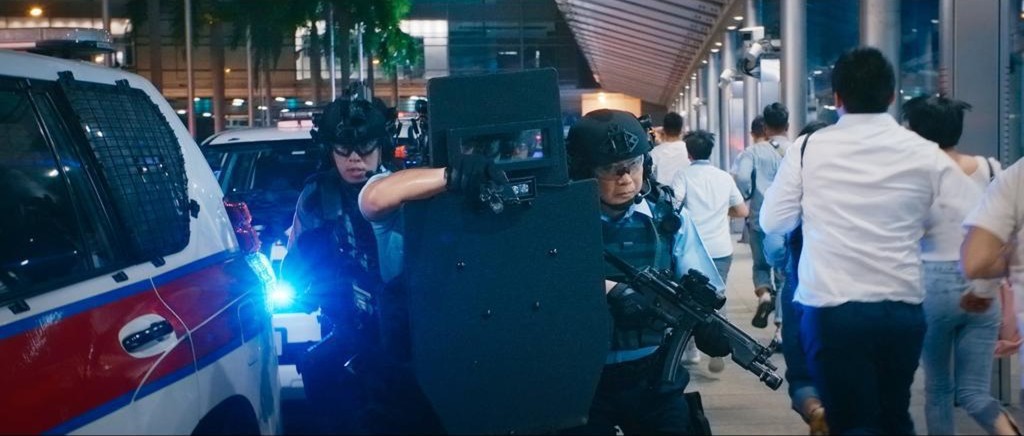 邓炳强（持枪者）在《守城》中客串。