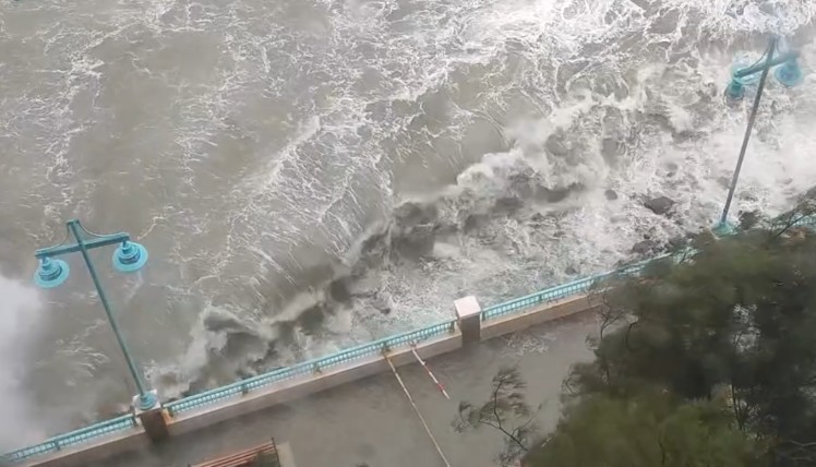 近岸波濤洶湧