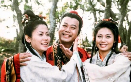 還貼上合作劇照。