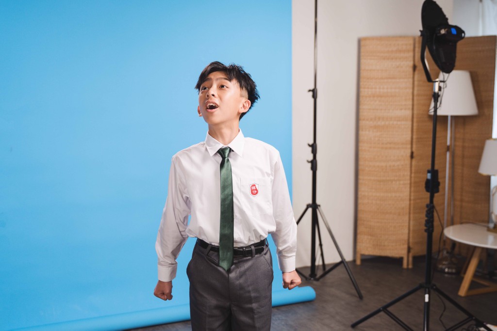 與呂爵安撞樣的11歲蔡施齊，最近化身成「 朗誦安」拍廣告。