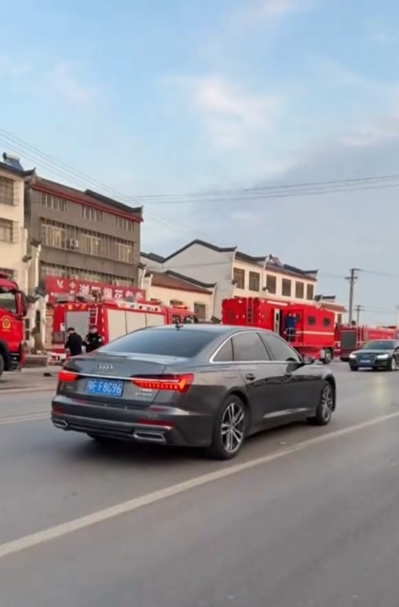 湖北宜城一家煙花爆竹店初二起火，造成12人死亡。