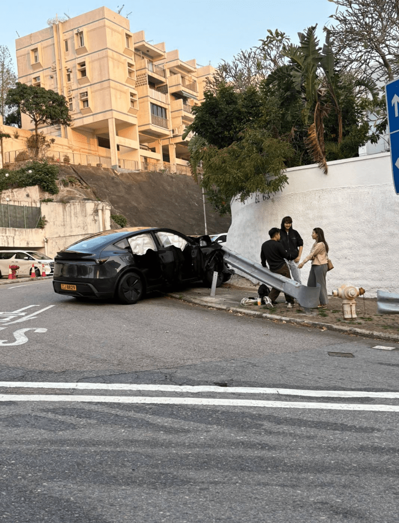 一輛Tesla私家車駛至赤柱環角道與舂磡角道交界時失事「自炒」，撞毀約5米長風琴式防撞欄。fb@馬路的事討論區