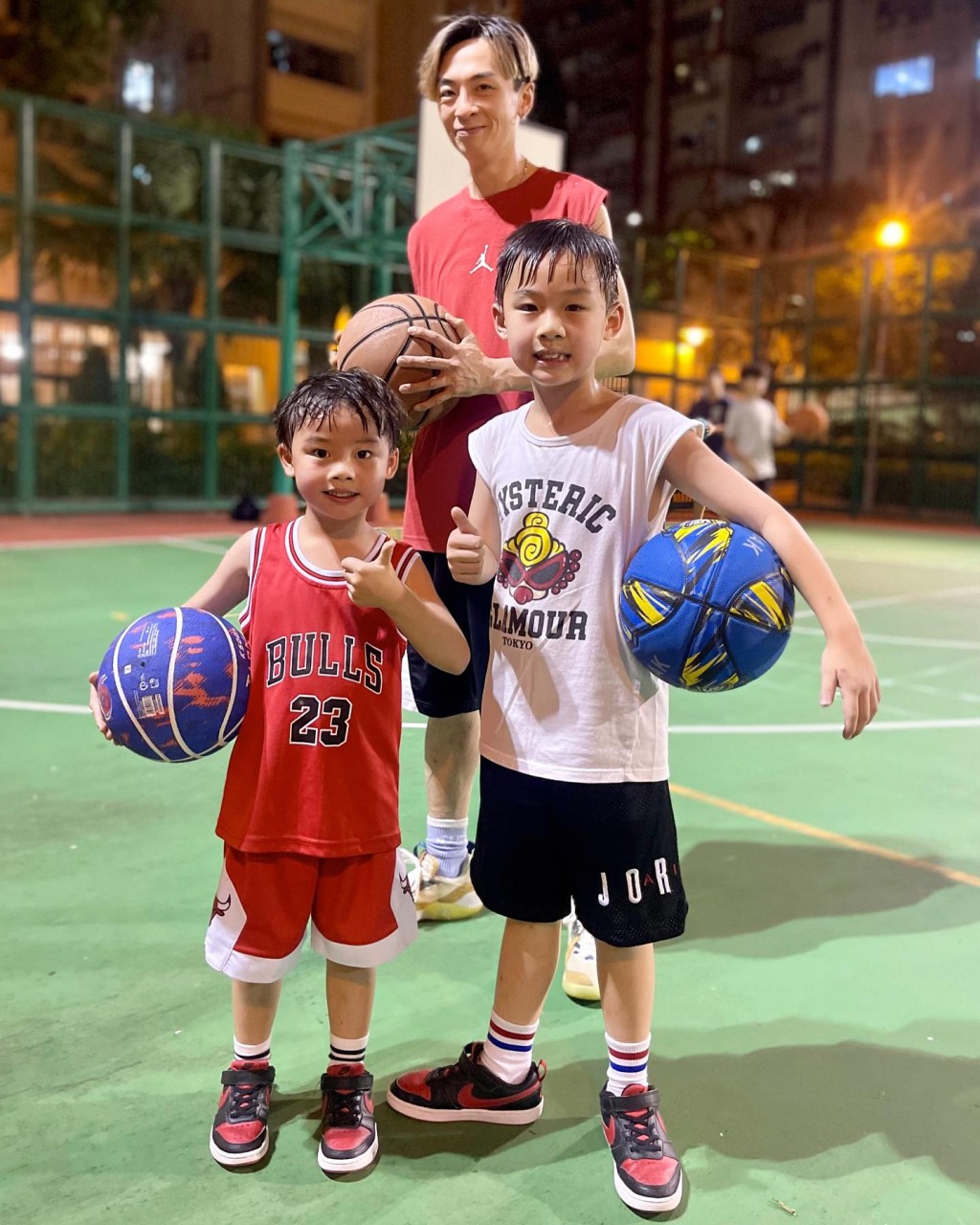 颜志恒陪儿子打篮球。