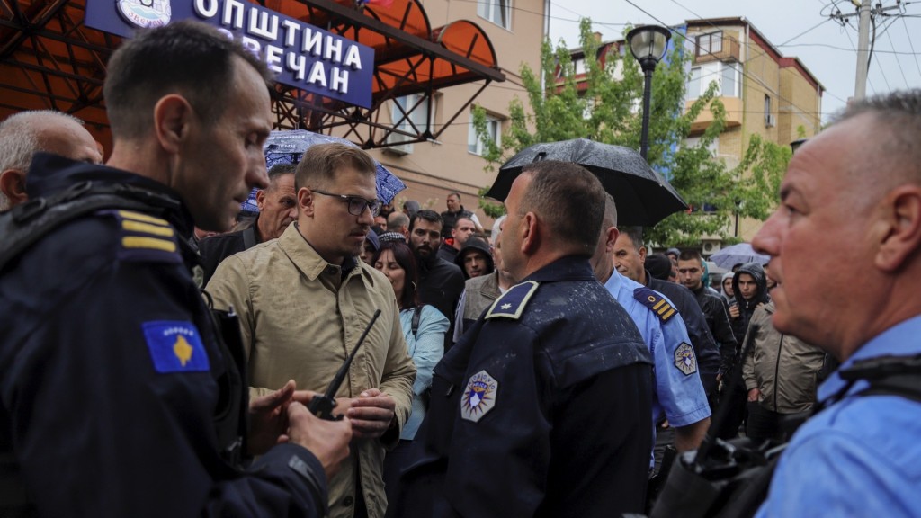 科索沃茲韋錢發生警民衝突，當地政治人物Aleksandar Arsenijevic與警察交談。 美聯社