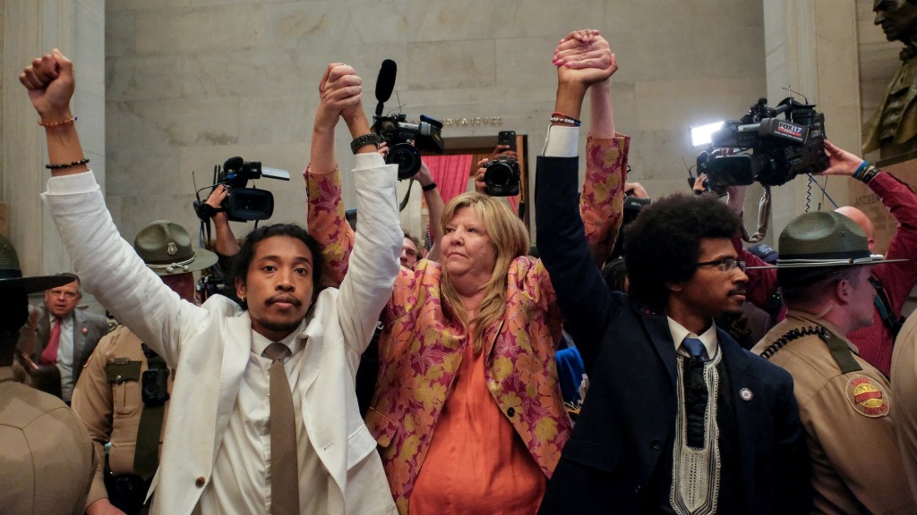 因參與支持槍管抗議遭開除的瓊斯（Justin Jones，左）、皮爾森（Justin Pearson，右）及因票足不足避過一劫的約翰遜（Gloria Johnson，中）。　路透社