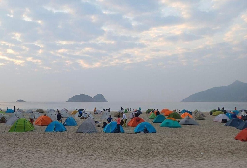 农历新年长假期间，本港多个露营热点人满为患。