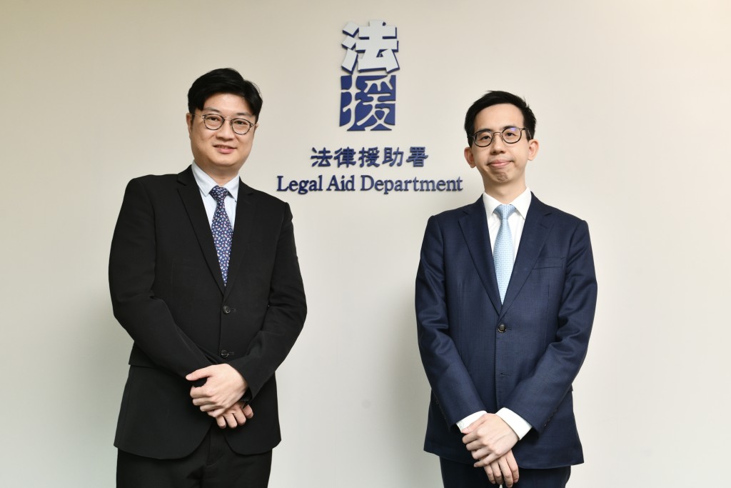 法律援助署律師訪問：法律援助律師容浩翔（左）及黎凱豪（右）。（盧江球攝）