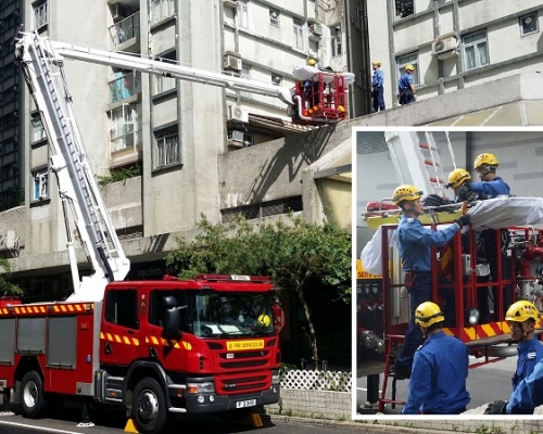 消防員需架起雲梯進行救援，惟墮樓男子已經死亡。
