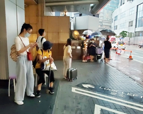 北角警署外有家屬等候昨日被捕的人士。