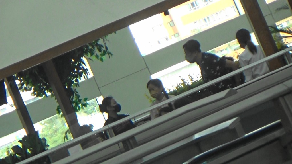 临走前，林珊珊同职员倾了几句，估计她是该店熟客。