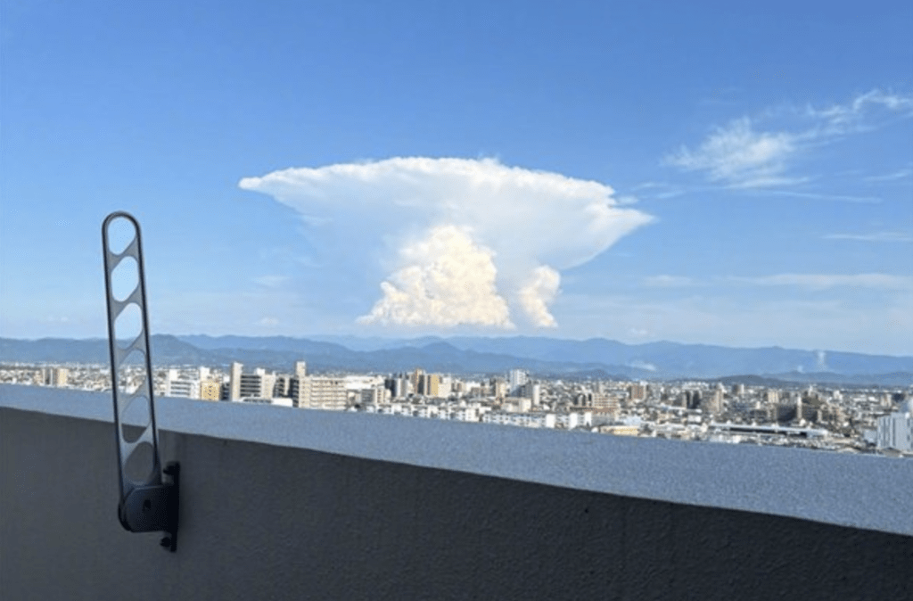 在強震爆發期間，熊本縣多地的天空竟出現「巨型蘑菇雲」。網圖