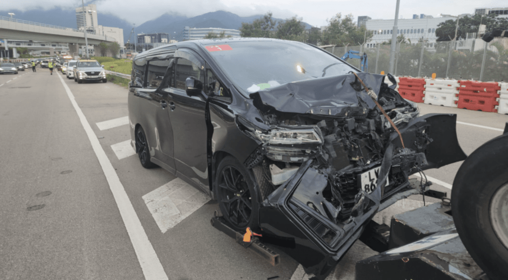 私家車亦車頭嚴重損毀，泵把脫落，車頭蓋彎曲。黎志偉攝