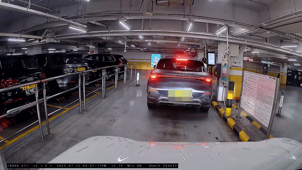 一名疑似小童探頭出車外。FB:車Cam L(香港群組) 一名疑似小童探頭出車外。FB:車Cam L(香港群組)