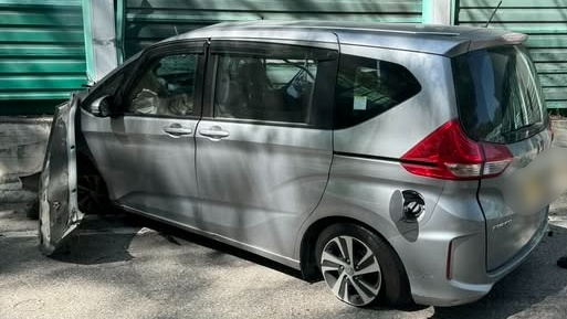 七人車撞路壆司機一度被困。網上圖片 七人車撞路壆司機一度被困。網上圖片