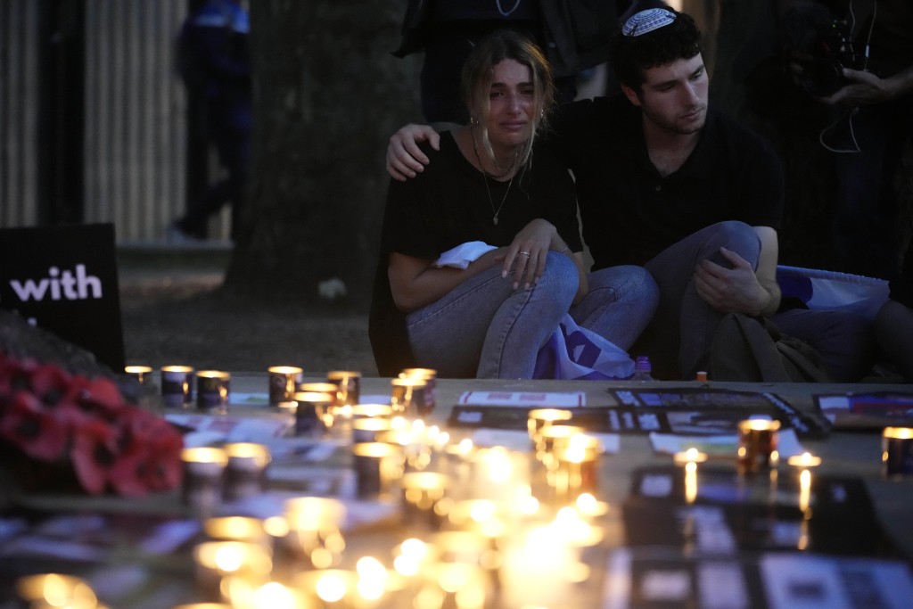 在伦敦，人们为以色列的死伤者点燃蜡烛。AP