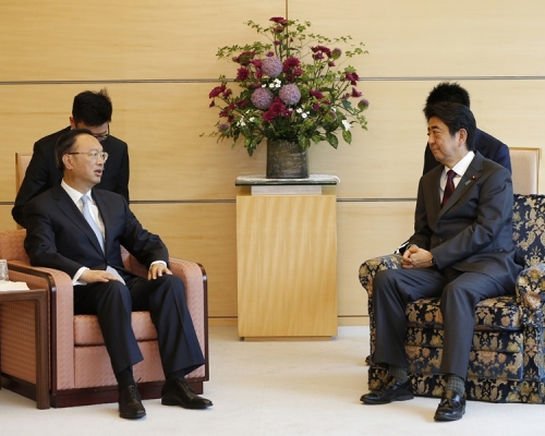 安倍晉三在官邸會見到訪的楊潔篪。AP