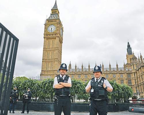 英國議會門外,有警員駐守戒備。