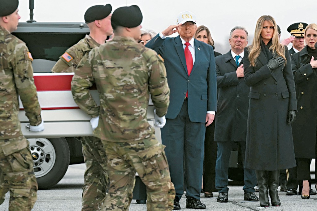在攻伊行动中阵亡的6名美兵遗体，上周六运回美国特拉华州的多佛空军基地，特朗普夫妇、副总统万斯等高官出席仪式。特朗普神情肃穆地注视着覆盖国旗的棺木，行礼致敬。