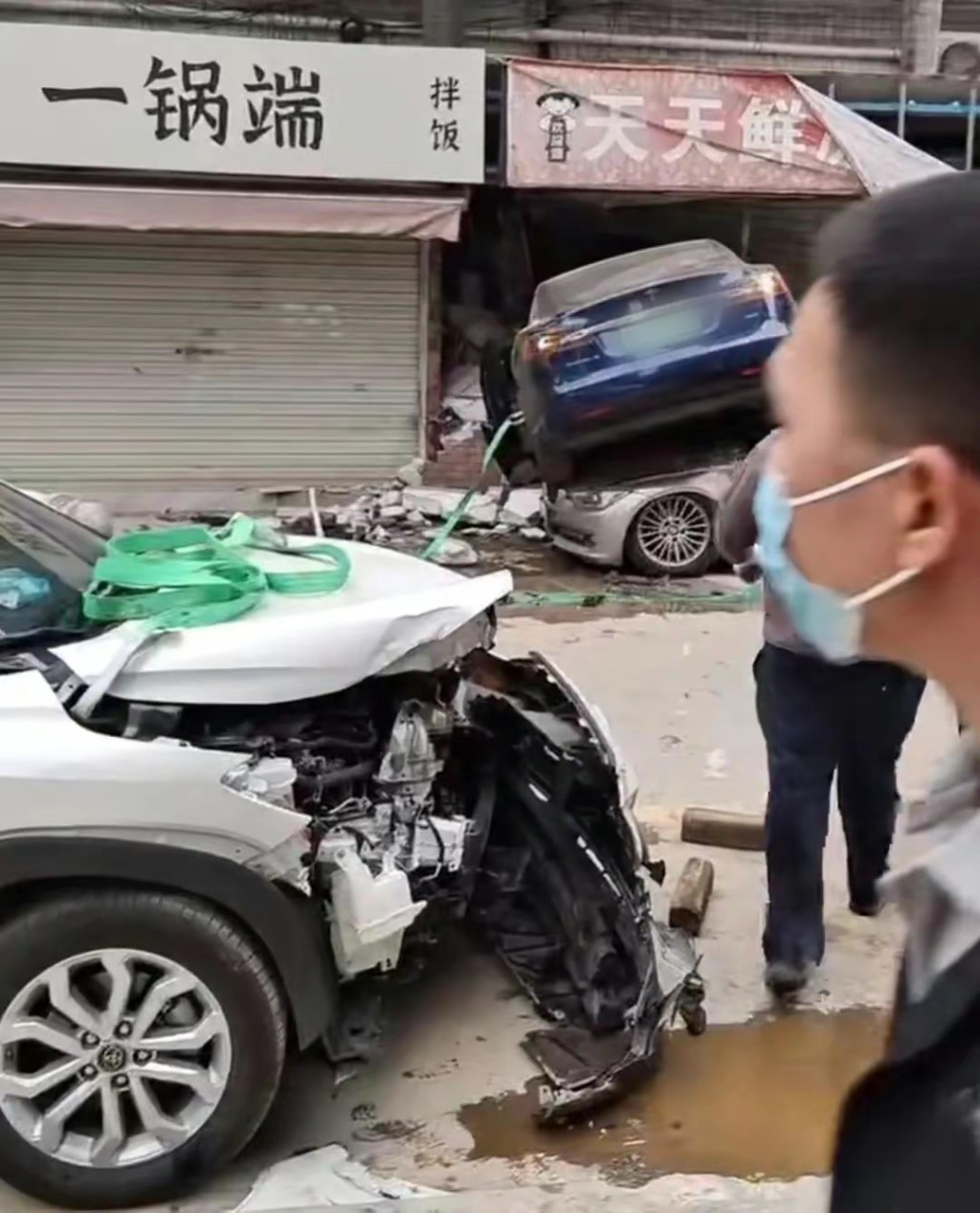 東莞特斯拉（Tesla）失控，連撞2車衝入店鋪 2人傷。