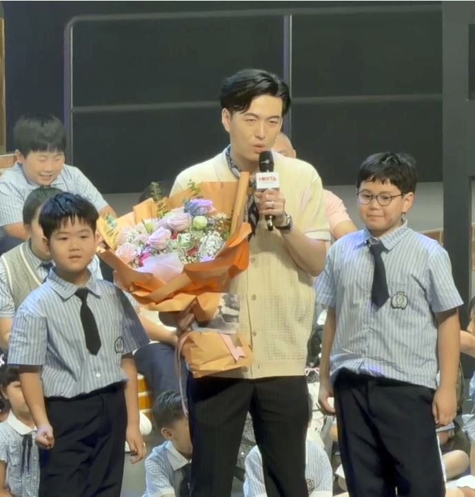 魏嘉信多謝大會特別給他機會，和兩子同台演出。