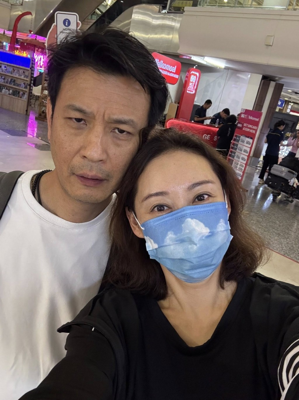 楊卓娜早前舉家外遊。 楊卓娜早前舉家外遊。