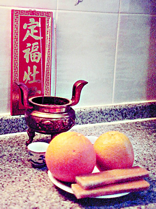除了三牲及茶酒外,一般會供奉蔗糖、麥芽糖、糯米糍或湯丸來謝灶,讓灶君匯報時多說好話。