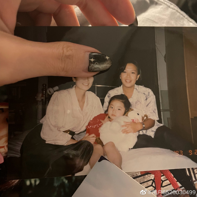 媽媽在旁邊卻硬要靠在漂亮阿姨懷裡。