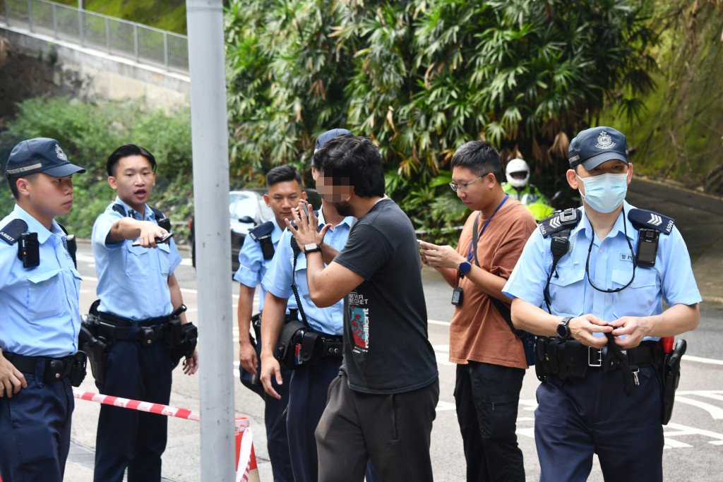一名自稱是司機的南亞裔男子折返現場，其後被警方拘捕。