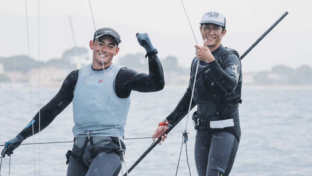 祥傑(左)及阿輝慶祝進軍巴黎奧運。 帆船總會圖片