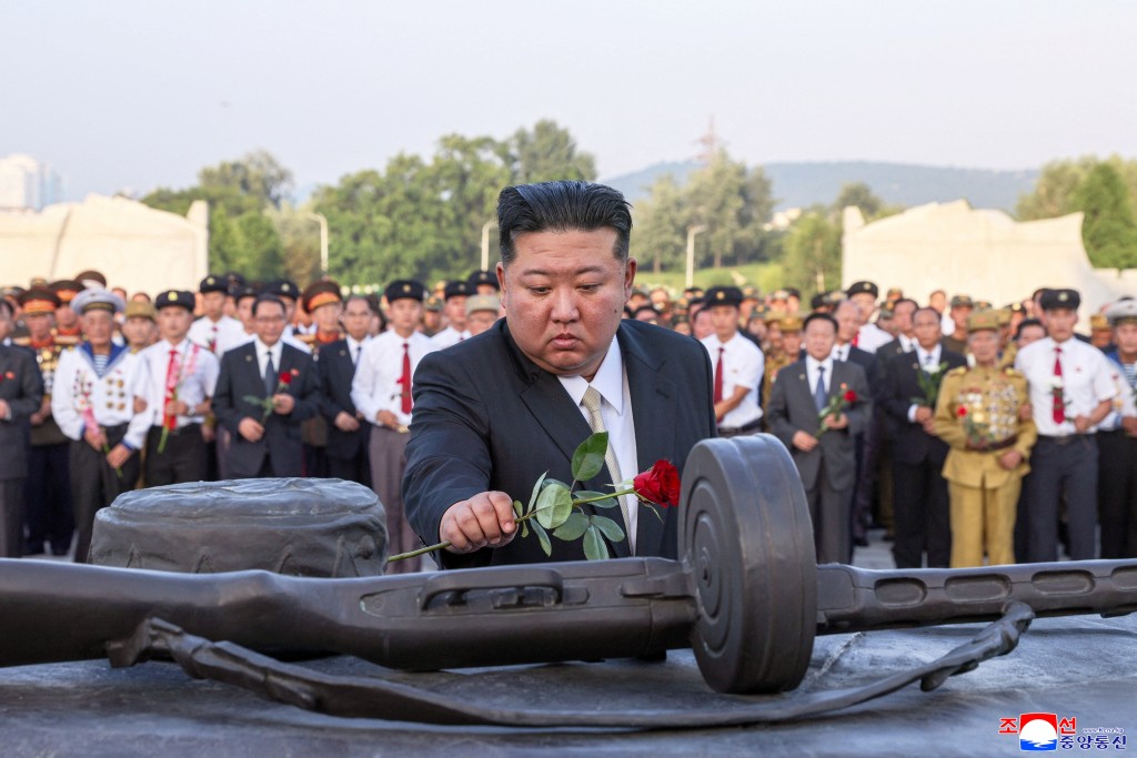 金正恩参拜北韩解放战争烈士陵园。路透社